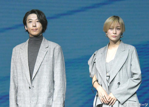 「インビジブル」の制作発表で記念撮影する、高橋一生（左）と柴咲コウ（撮影・酒井清司）