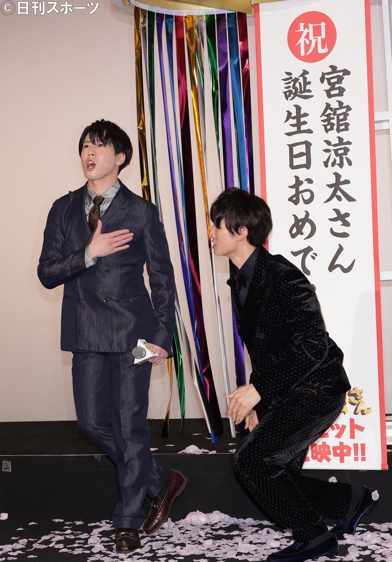 映画「おそ松さん」公開記念舞台あいさつでサプライズのくず玉にお礼のポーズをするSnow Manの宮舘涼太（左）と盛り上げる深澤辰哉（撮影・中島郁夫）