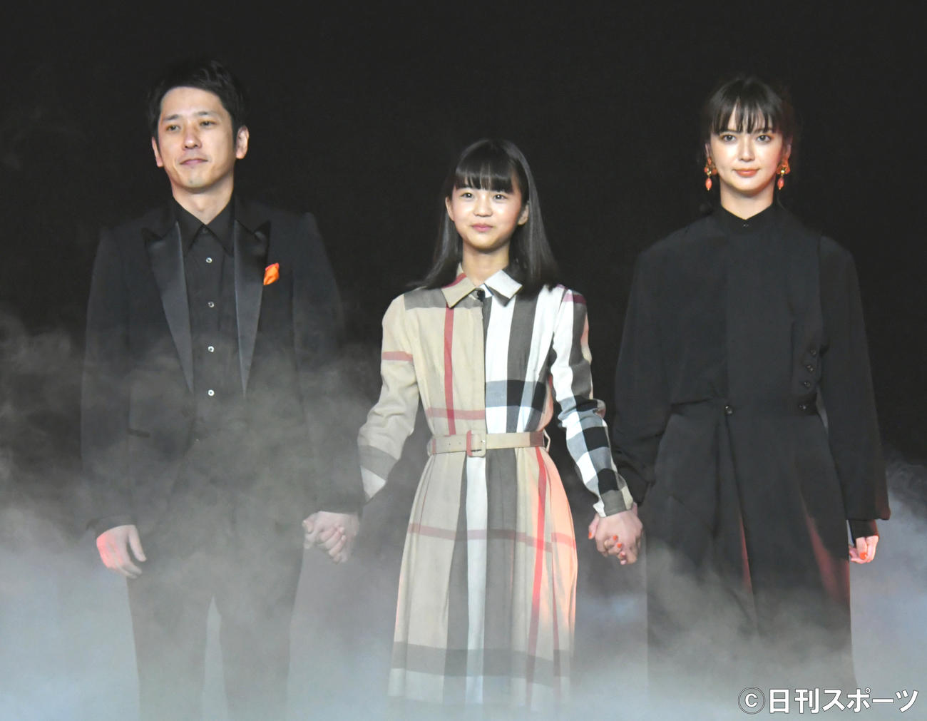 「マイファミリー」の制作発表で霧の中から登場する、左から二宮和也、大島美優、多部未華子（撮影・酒井清司）