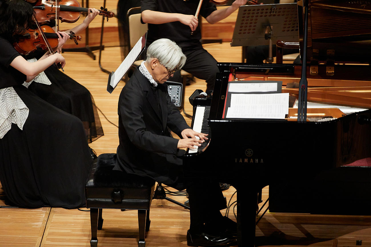東北ユースオーケストラ演奏会2022東京公演でピアノを演奏する坂本龍一