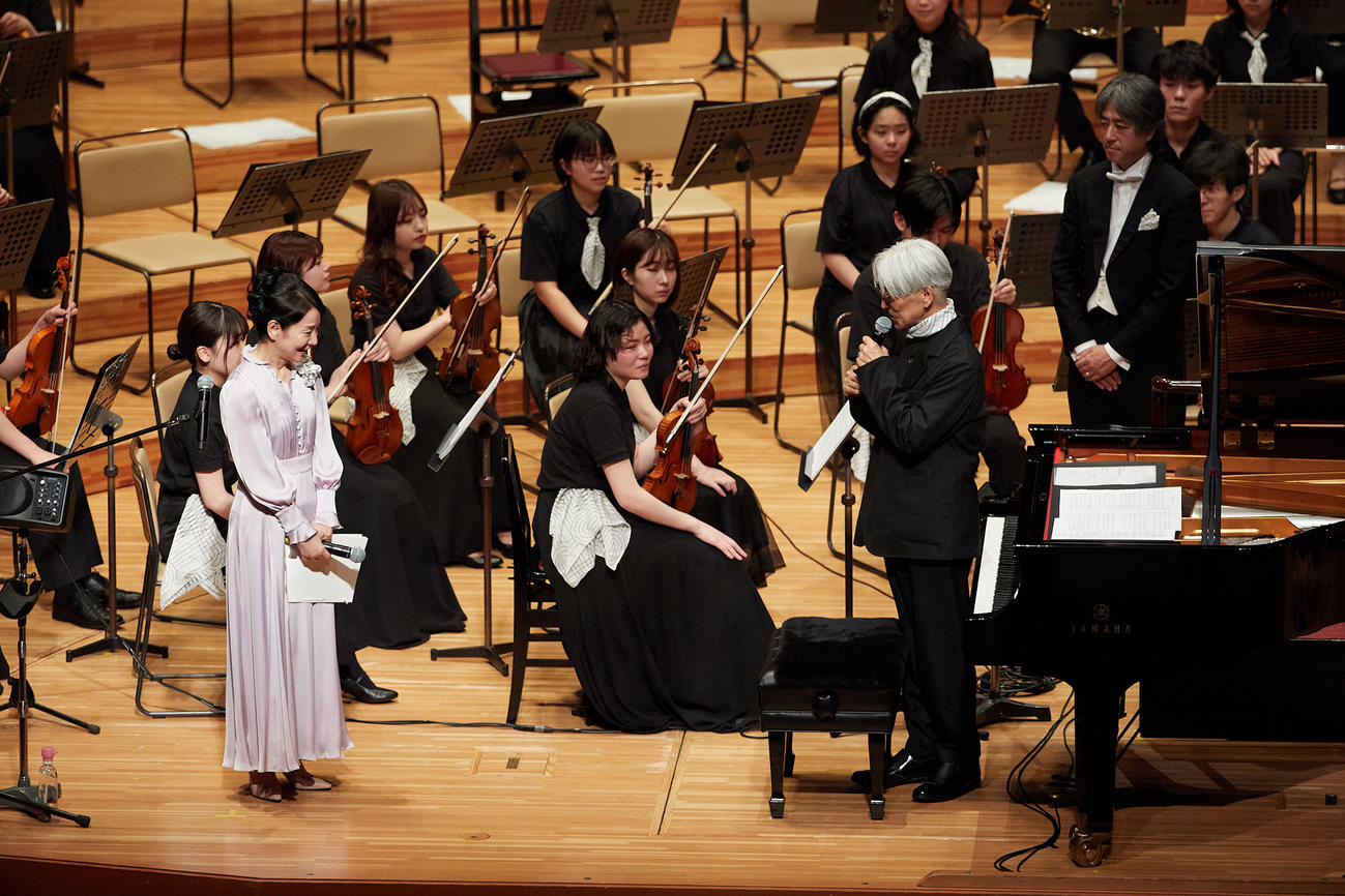 東北ユースオーケストラ演奏会2022東京公演に出演した、吉永小百合（左）と坂本龍一