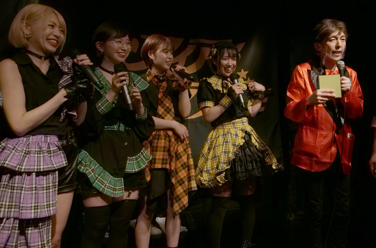 デビューライブを行った女性6人組アイドルグループ、アイアイタイガーのメンバーと、スペシャルアドバイザーを務めるお笑いコンビ、2丁拳銃の小堀裕之（右端）