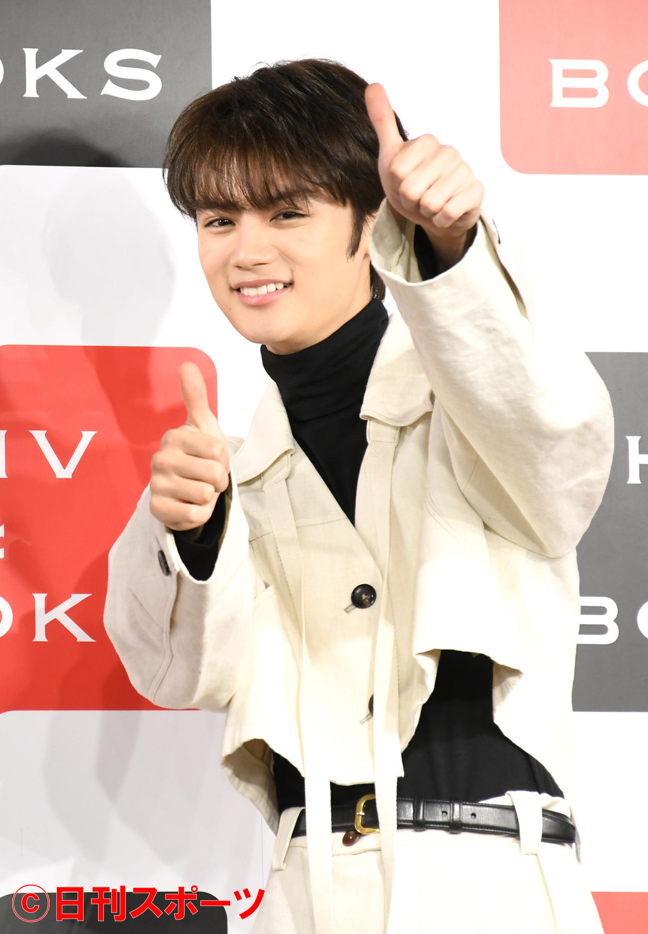 初のカレンダー発売イベントでポーズを決める藤原大祐（撮影・大友陽平）
