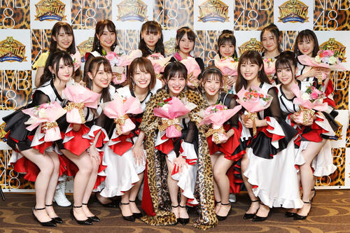 NMB48のシングル選抜ファン投票で、選抜メンバーに決まった14人。前列中央が1位の川上千尋、同左は2位小嶋花梨、同右は3位上西怜、その右が渋谷凪咲（C）NMB48
