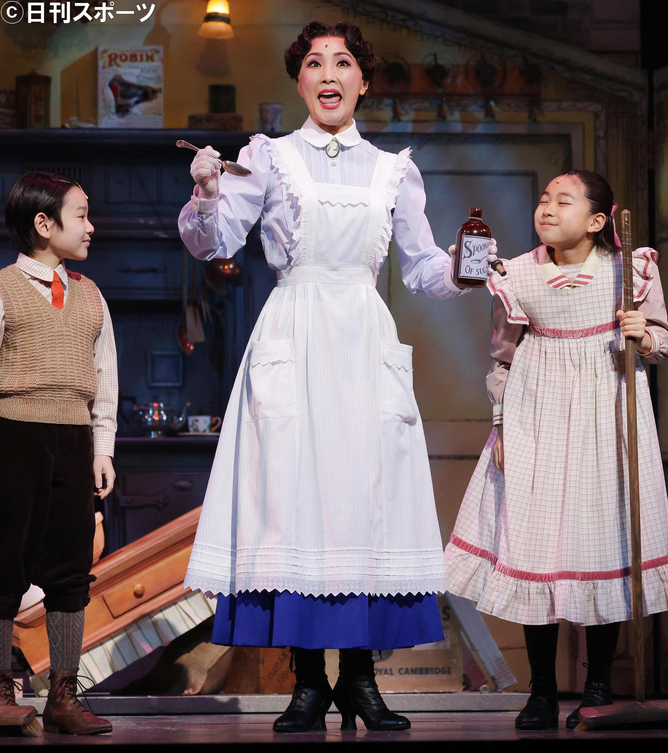メリー・ポピンズを演じる濱田めぐみ（撮影・中島郁夫）