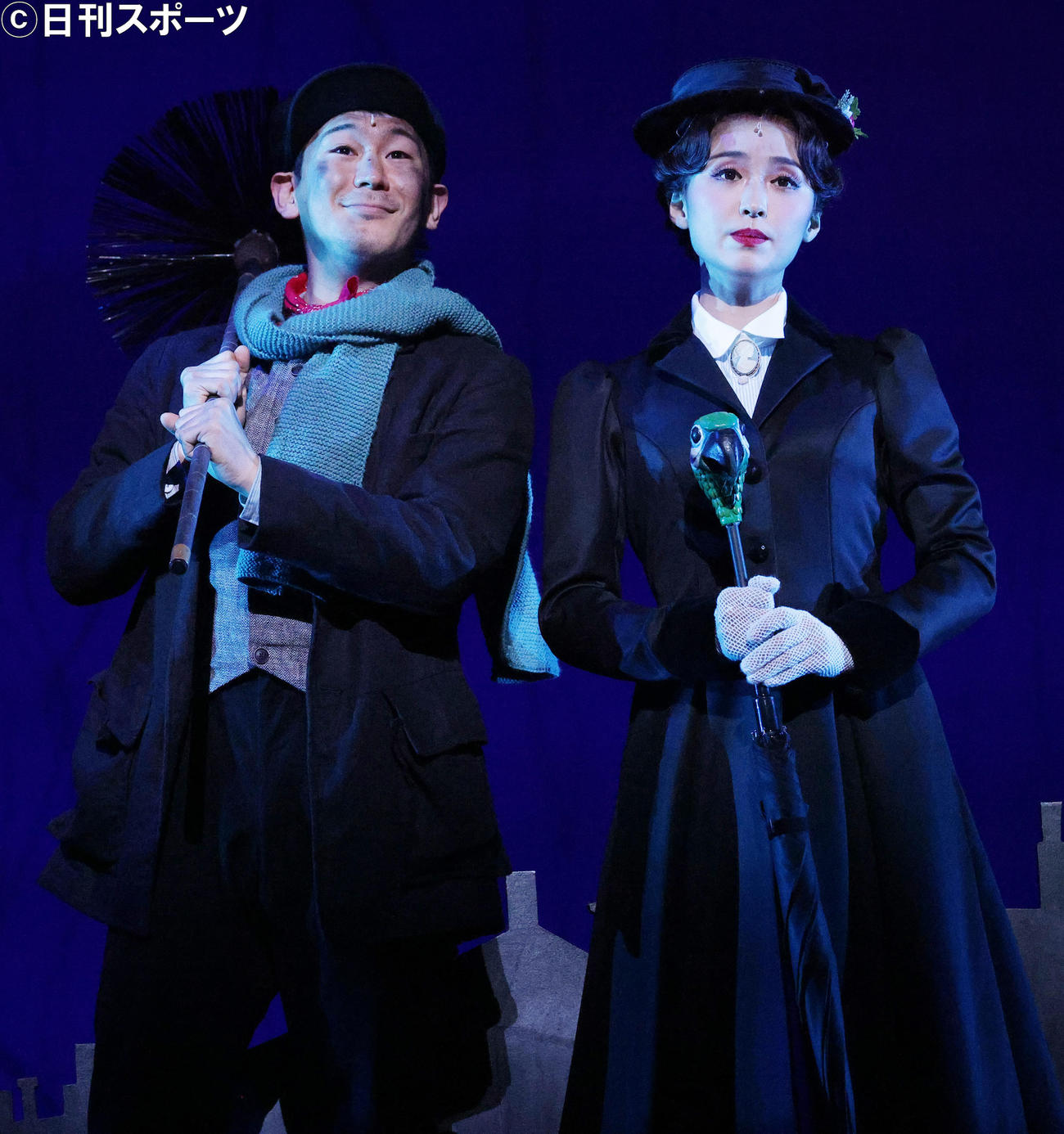 小野田龍之介（左）との共演でメリー・ポピンズを演じる笹本玲奈（撮影・中島郁夫）
