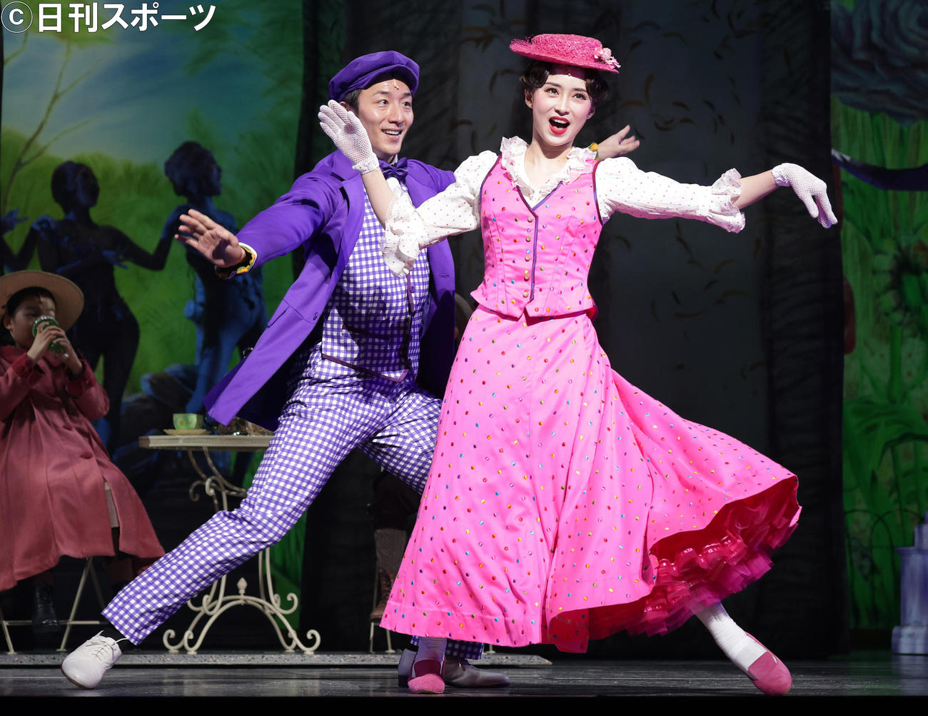 大貫勇輔（左）との共演でメリー・ポピンズを演じる笹本玲奈（撮影・中島郁夫）