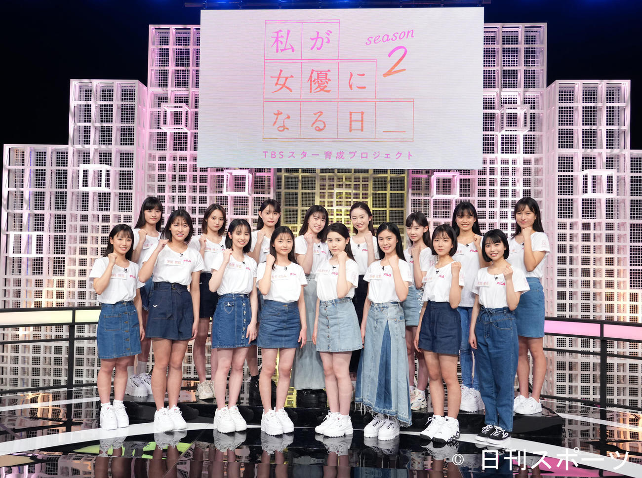 記念写真に納まる「私が女優になる日＿」season2のファイナリスト。前列左から永島彩花、釜屋舞姫、幸澤沙良、大平くるみ、中島梨里香、馬越友梨、大橋小春、大嵩愛花。後列左から市野姫吏、高橋桃子、田村藍、大河原花菜、奥遥歌、鈴木悠華、新井彩永、有賀優（撮影・菅敏）