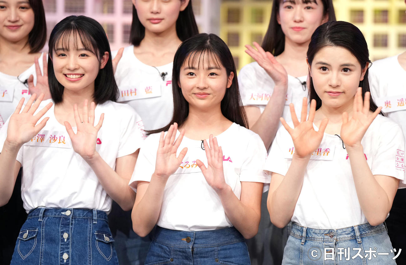 「私が女優になる日＿」season2のファイナリストの囲み取材でカメラに向かって手を振る、左から幸澤沙良、大平くるみ、中島梨里香（撮影・菅敏）