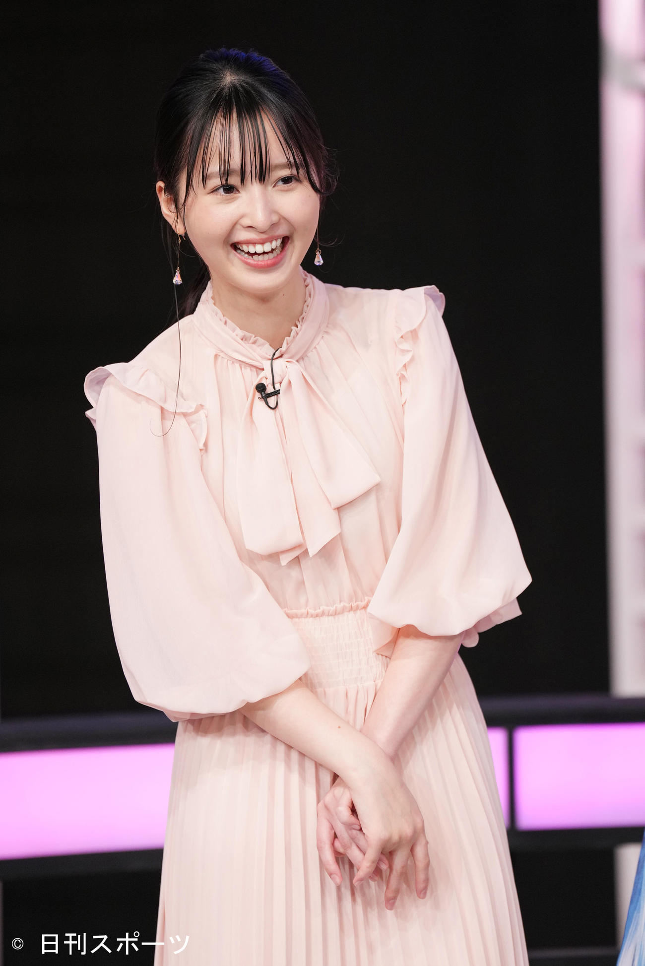 「私が女優になる日＿」season2のファイナリストの囲み取材で質問に答える初代グランプリの飯沼愛（撮影・菅敏）