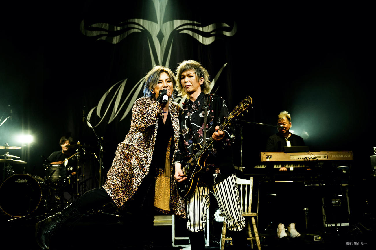 活動停止前のラストライブでSOPHIA復活を発表したMICHAELの松岡充（左）と豊田和貴
