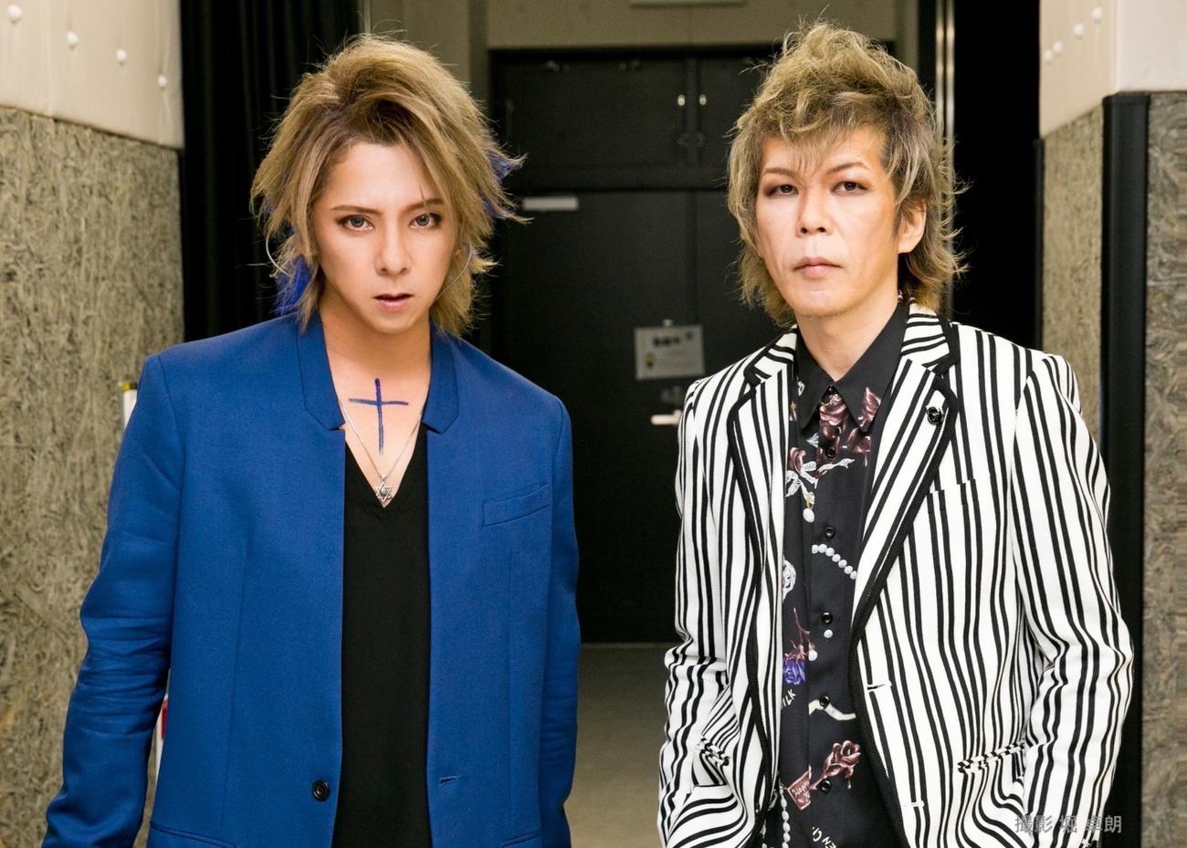 活動停止前のラストライブでSOPHIA復活を発表したMICHAELの松岡充（左）と豊田和貴