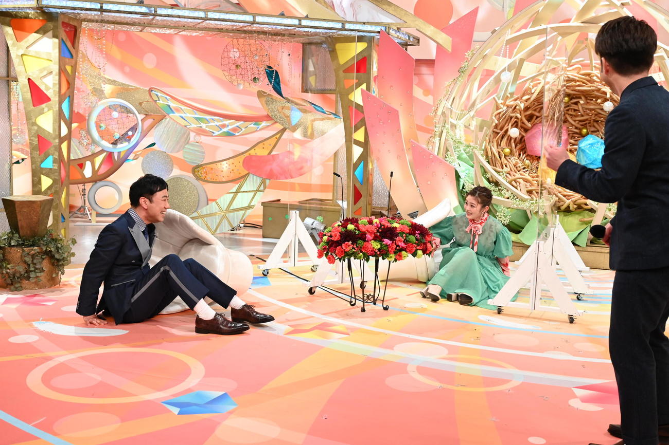 初収録でダブルの「イスコケ」を披露した藤井隆（左）、井上咲楽（C）ABCテレビ