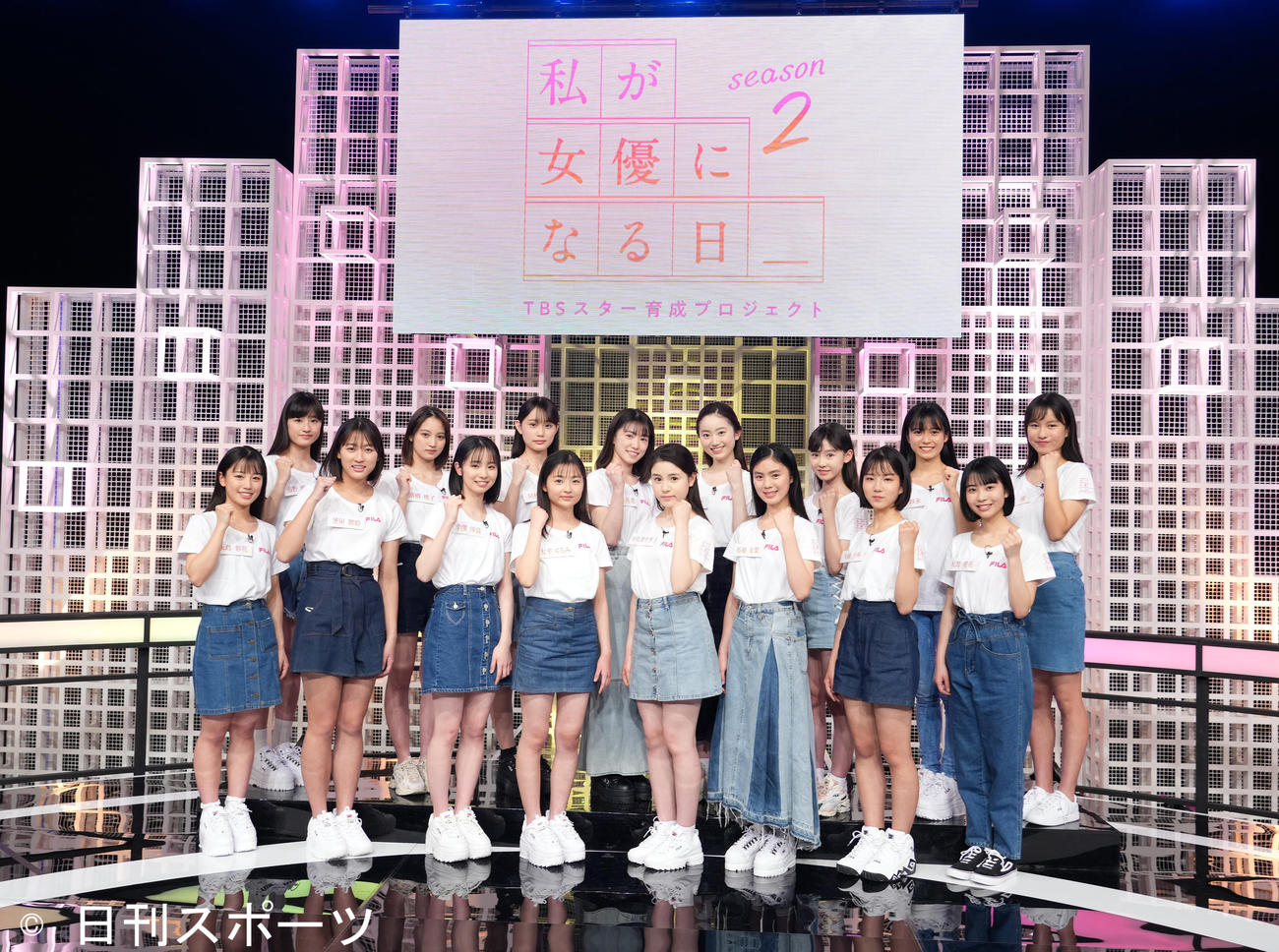 記念写真に納まる「私が女優になる日＿」season2のファイナリスト。前列左から永島彩花、釜屋舞姫、幸澤沙良、大平くるみ、中島梨里香、馬越友梨、大橋小春、大嵩愛花。後列左から市野姫吏、高橋桃子、田村藍、大河原花菜、奥遥歌、鈴木悠華、新井彩永、有賀優（撮影・菅敏）