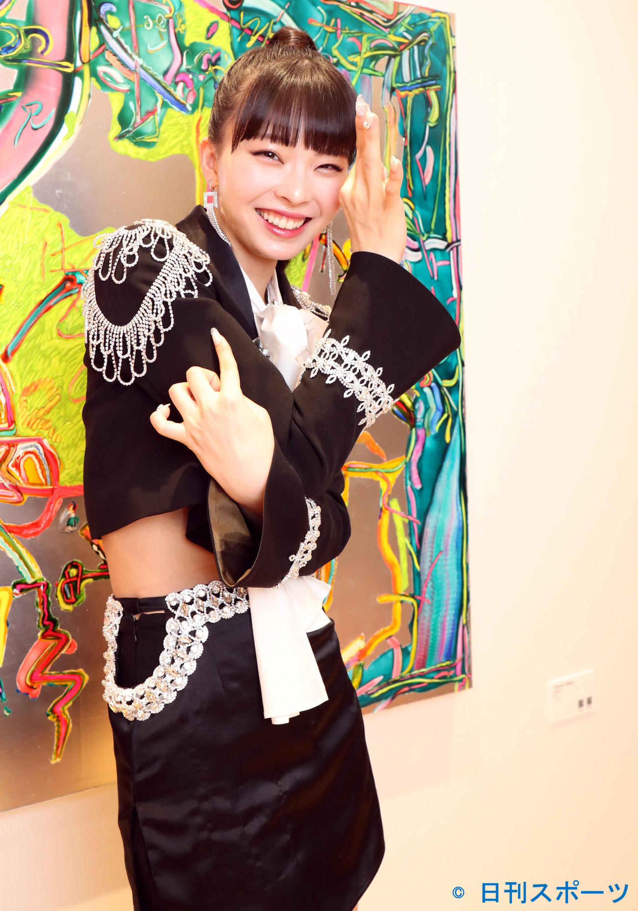 ソロデビュー曲の振り付けポーズを決める川口ゆりな（2022年3月撮影）