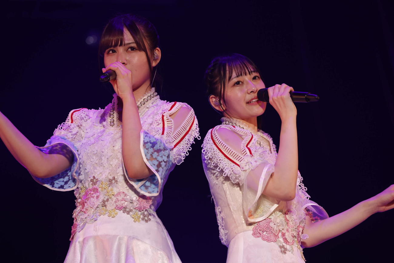 乃木坂46の「29thSGアンダーライブ」でパフォーマンスする中村麗乃（左）と向井葉月