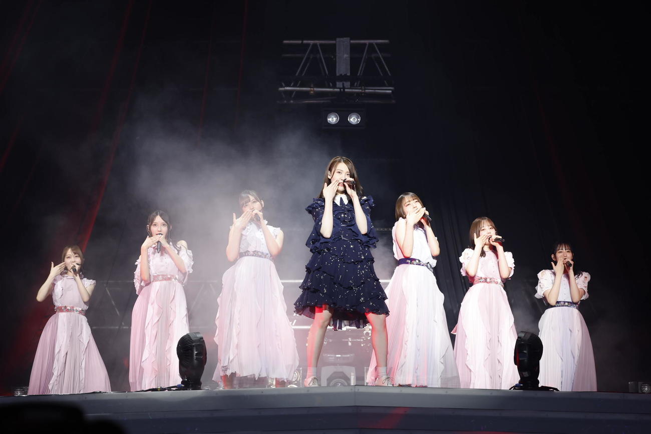 乃木坂46の「29thSGアンダーライブ」でパフォーマンスする松尾美佑（中央）ら