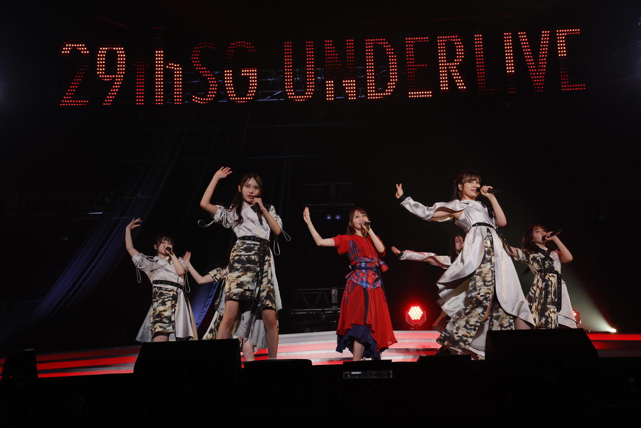 乃木坂46の「29thSGアンダーライブ」でパフォーマンスする矢久保美緒（中央）ら