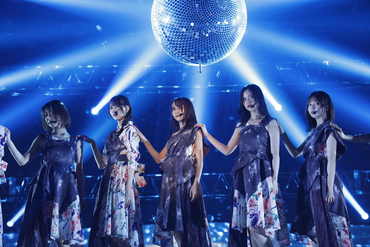 乃木坂46の「29thSGアンダーライブ」でパフォーマンスする（左から）阪口珠美、弓木奈於、佐藤楓、金川紗耶、佐藤璃果