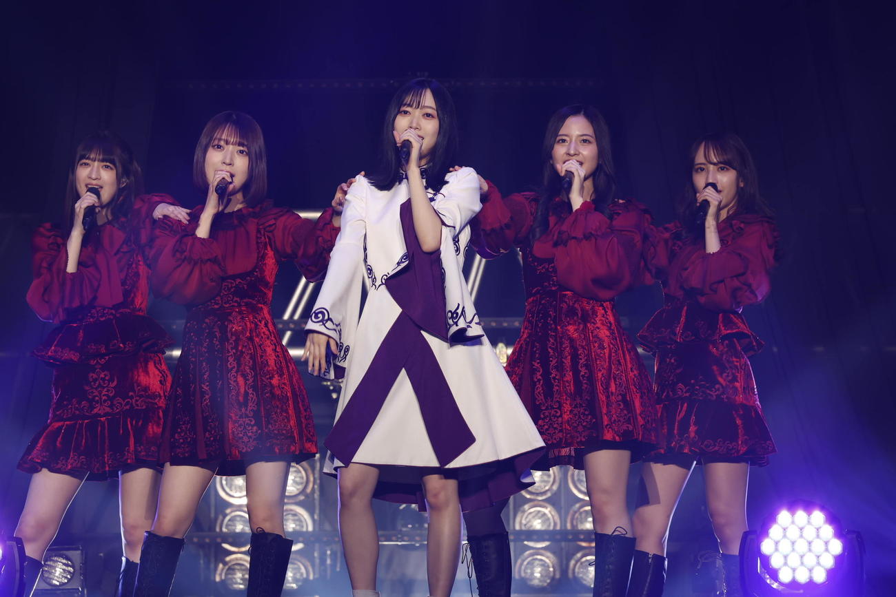 乃木坂46の「29thSGアンダーライブ」でパフォーマンスする（左から）吉田綾乃クリスティー、阪口珠美、北川悠理、金川紗耶、佐藤楓