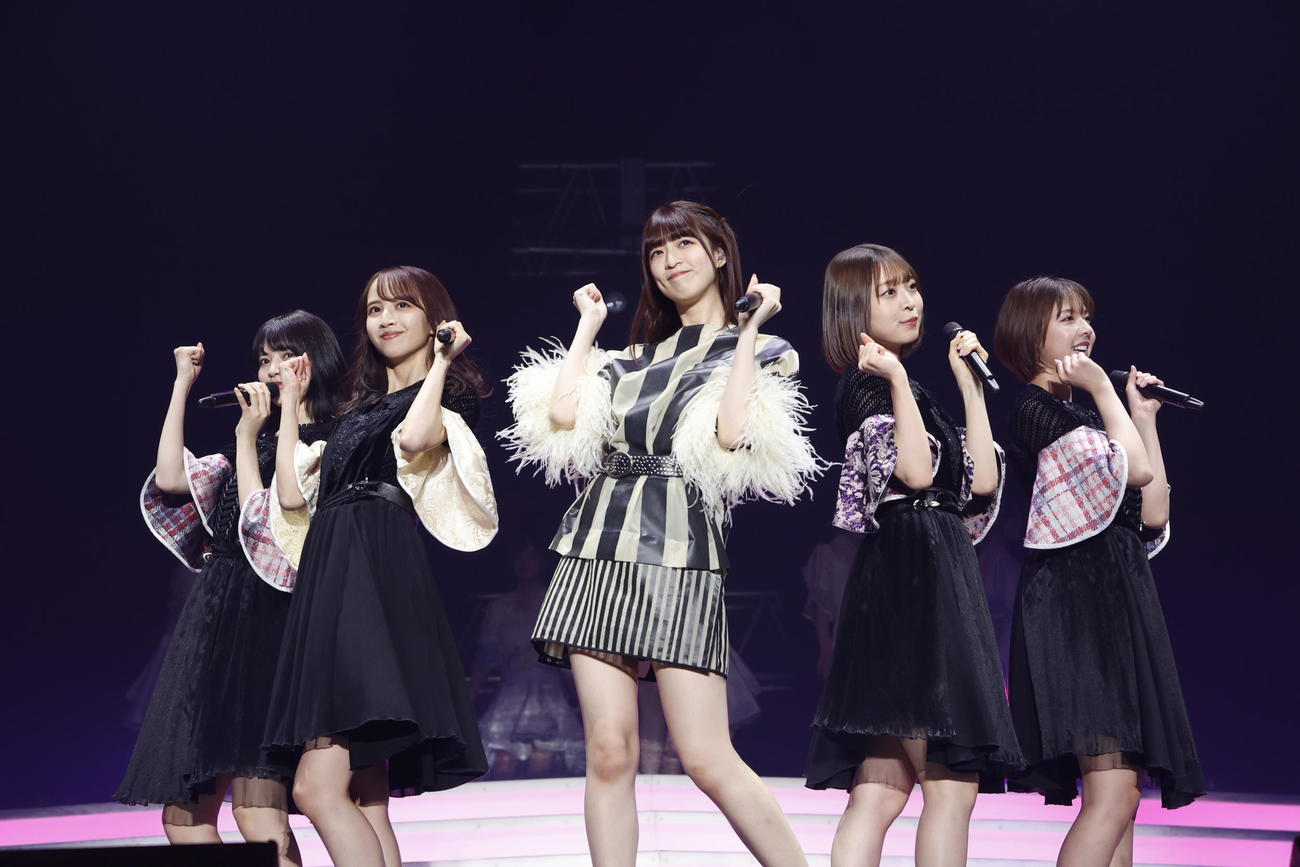 乃木坂46の「29thSGアンダーライブ」でパフォーマンスする吉田綾乃クリスティー（中央）ら