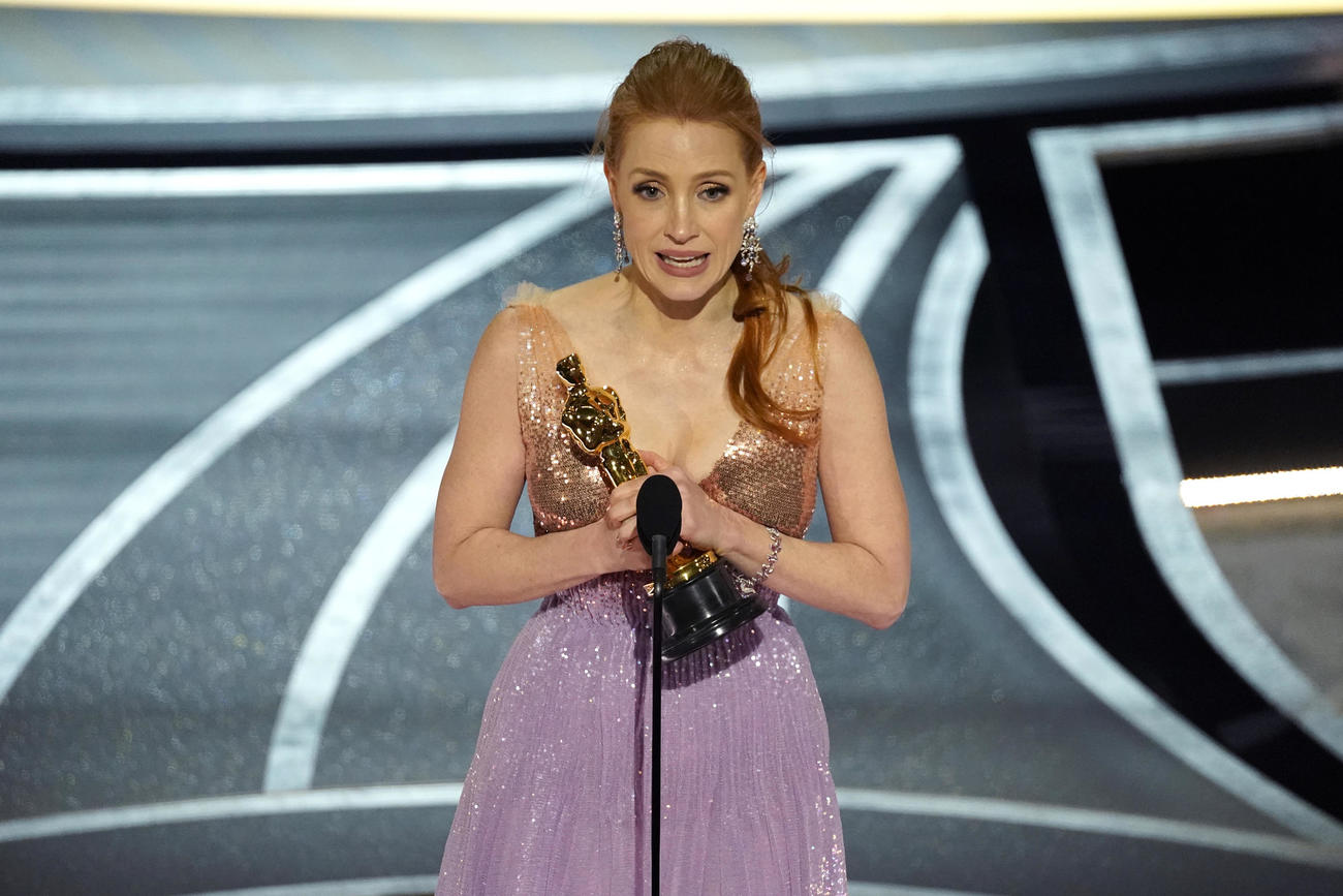 アカデミー賞　「タミー・フェイの瞳」で主演女優賞を受賞したジェシカ・チャステイン（AP）