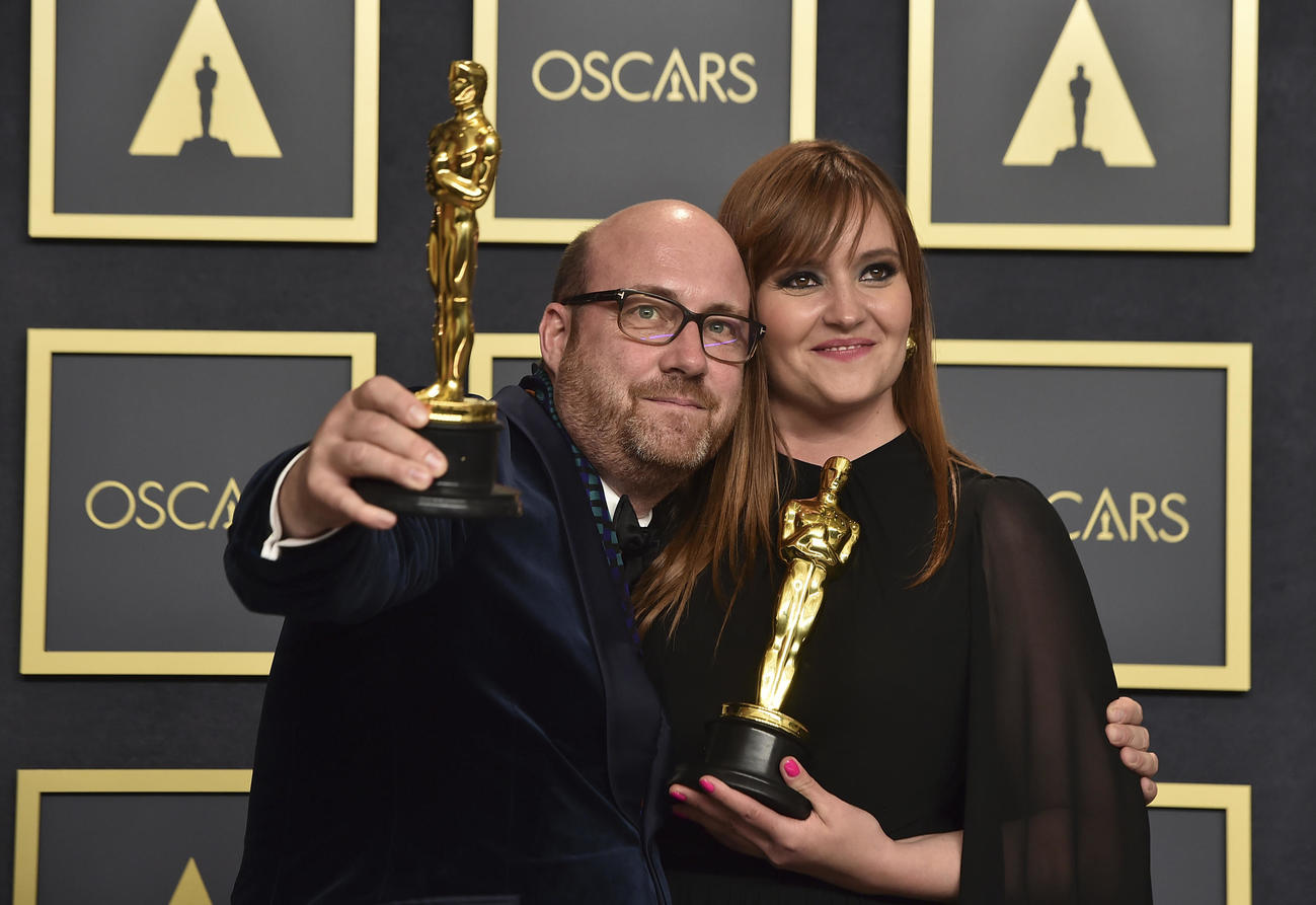 アカデミー賞　「デューン　砂の惑星」で美術賞を受賞したパトリス・バーメットとズズナ・シポス（AP）