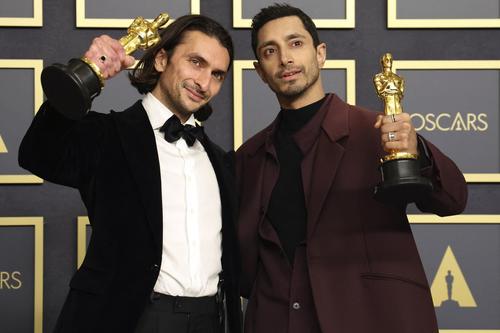 「ロング・グッドバイ」で短編映画賞を受賞したアネイル・カリアとリズ・アーメッド(ロイター)