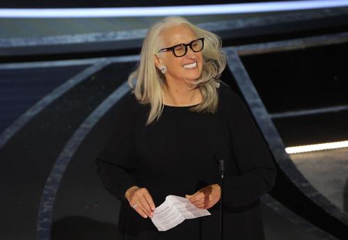 アカデミー賞 「パワー・オブ・ザ・ドッグ」で監督賞を受け取るジェーン・カンピオン(ロイター)