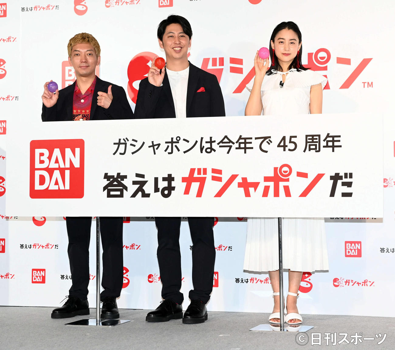 「GASHAPON ODYSSEY」の発表会にゲスト出演した山本美月（右）。左からニューヨーク嶋佐和也、同じく屋敷裕政（撮影・たえ見朱実）
