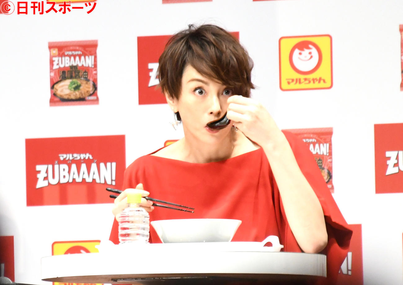 「マルちゃん　ZUBAAAN！（ズバーン）」新CM発表会で試食する米倉涼子（撮影・大友陽平）
