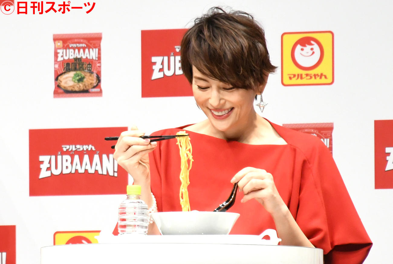 「マルちゃん　ZUBAAAN！（ズバーン）」新CM発表会で試食する米倉涼子（撮影・大友陽平）