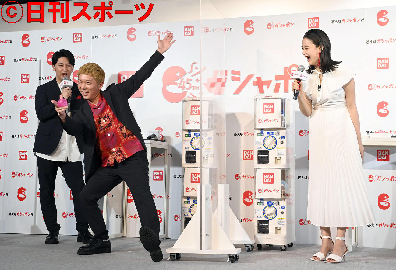 トークセッションで笑顔を見せる。左からニューヨーク屋敷裕政と嶋佐和也、山本美月（撮影・たえ見朱実）
