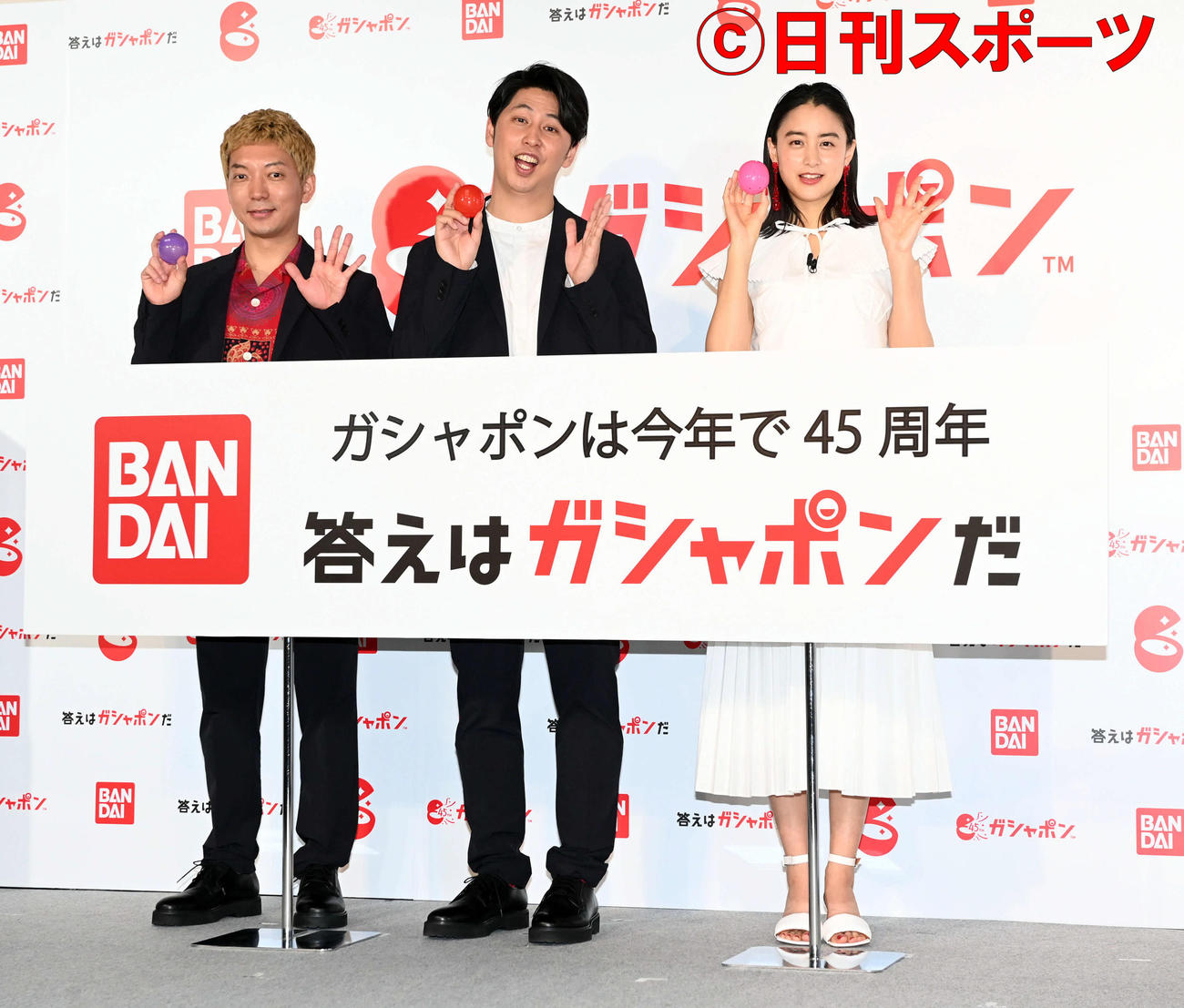 「GASHAPON ODYSSEY」の発表会にゲスト出演した山本美月（右）。左からニューヨーク嶋佐和也と屋敷裕政（撮影・たえ見朱実）
