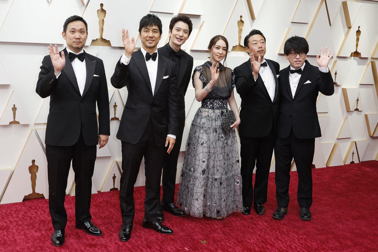 レッドカーペットでポーズをとる映画「ドライブ・マイ・カー」の左から濱口竜介監督、主演の西島秀俊、岡田将生、霧島れいから（ロイター）