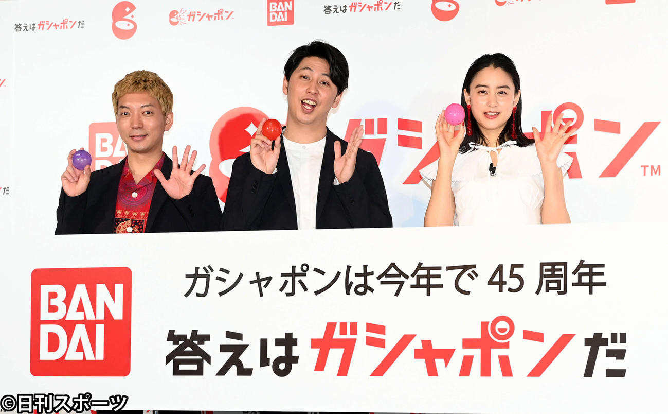 「GASHAPON　ODYSSEY」の発表会にゲスト出演した山本美月（右）。左からニューヨーク嶋佐和也と屋敷裕政（撮影・たえ見朱実）