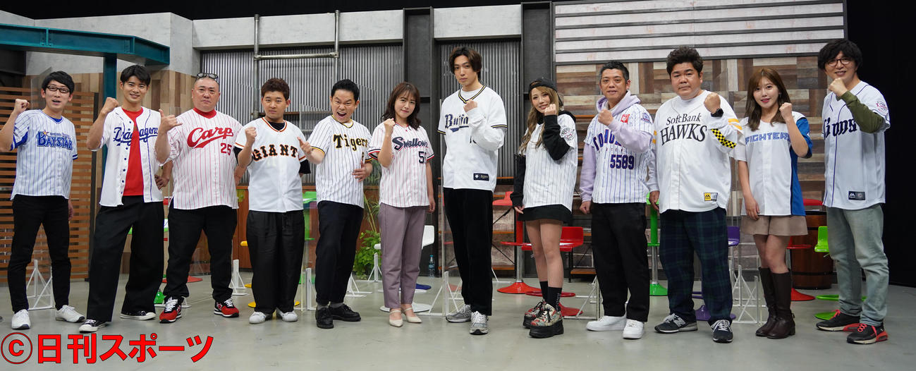 「スカパー！プロ野球12球団応援プロジェクト」の取材会出席者。左から吉川正洋、辻本達規、山本圭壱、後藤拓実、津田篤宏、磯山さやか、有澤樟太郎、めいちゅん、かみじょうたけし、ゴリけん、宮崎美穂、土屋礼央（撮影・佐藤勝亮）
