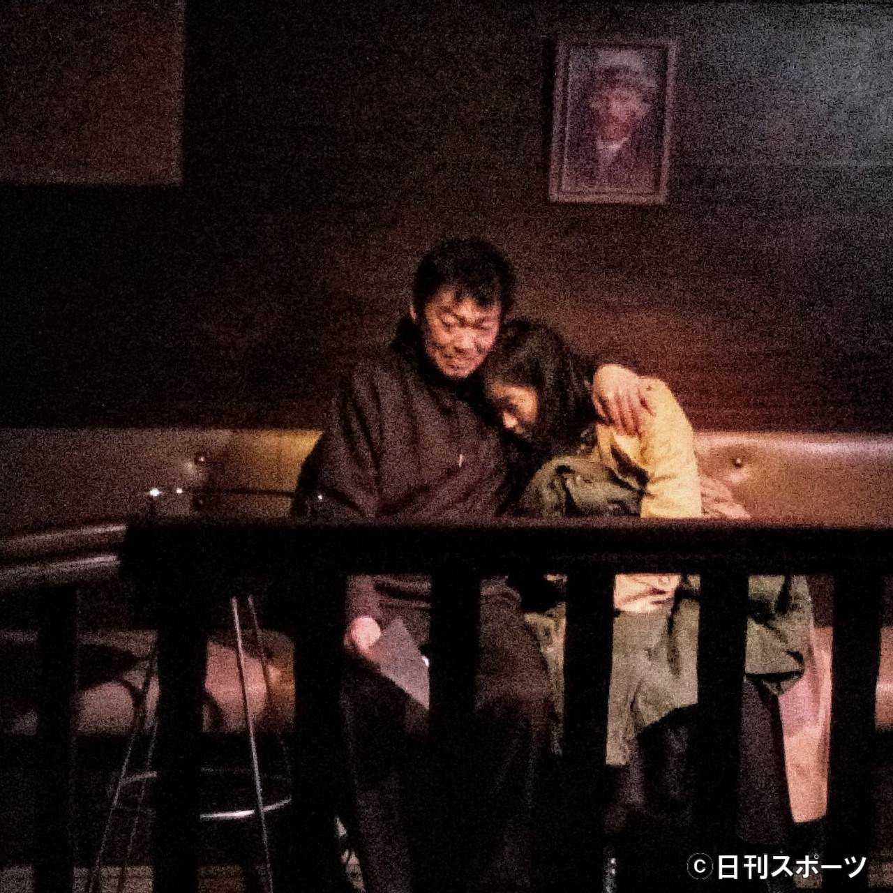 舞台「小鳥の水浴」のかわさきひろゆき（左）と里見瑤子