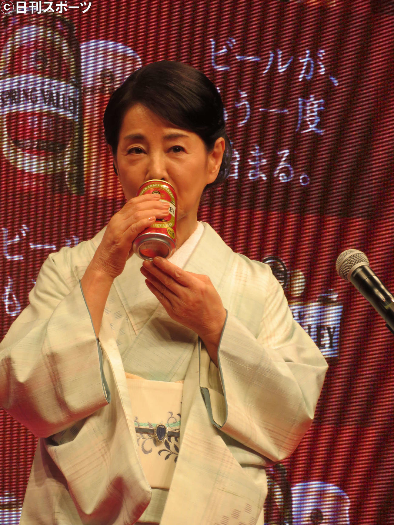 キリン新スプリングバレー完成披露発表会でビールを飲む吉永小百合（撮影・村上幸将）