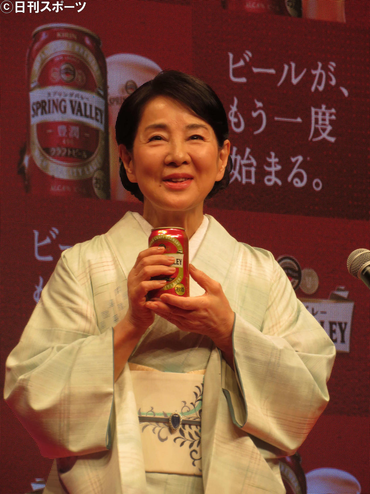 キリン新スプリングバレー完成披露発表会でビールを飲み、至福の表情を浮かべる吉永小百合（撮影・村上幸将）