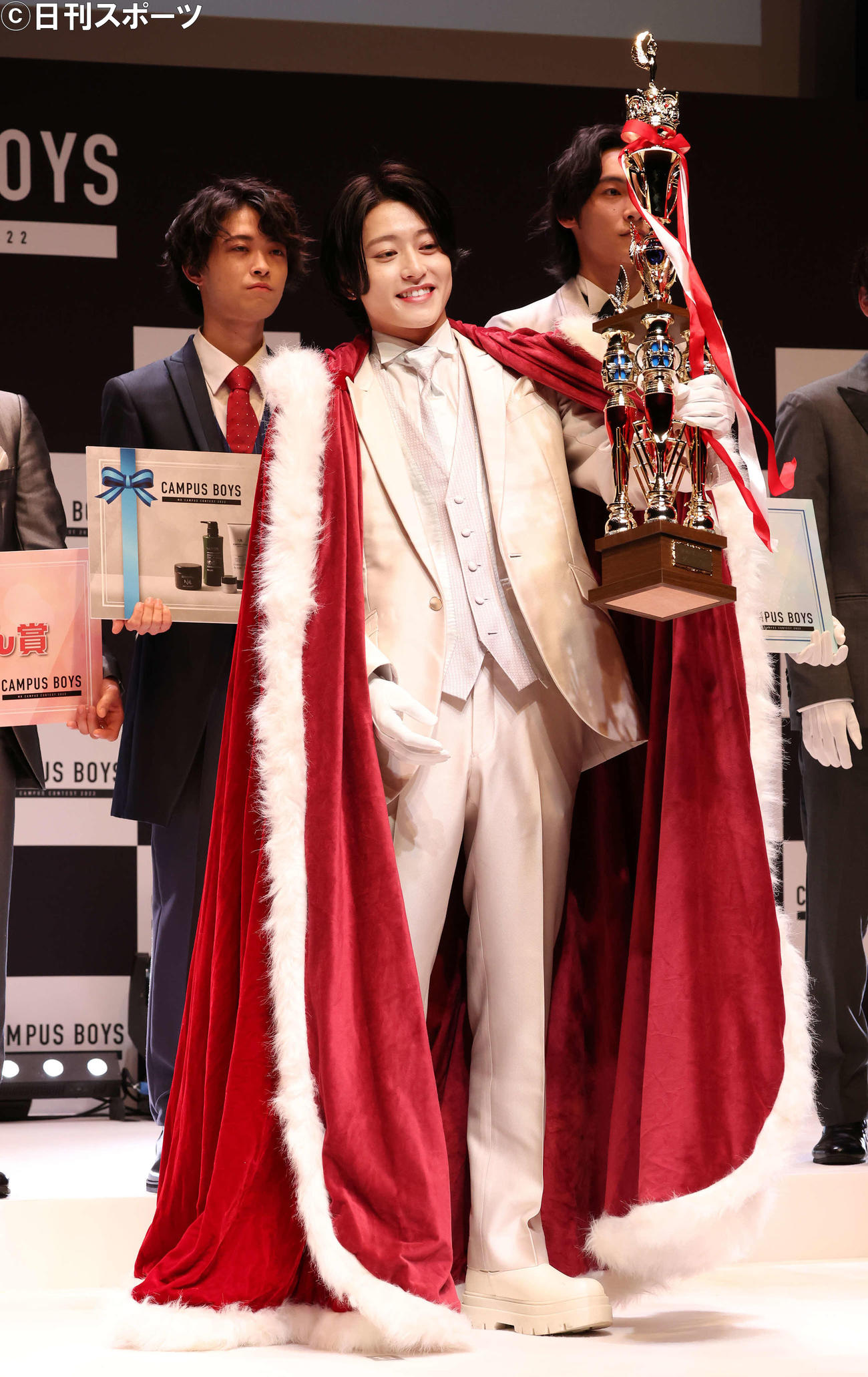 「CAMPUS BOYS 2022」でグランプリに選ばれて、トロフィーを掲げる荒井啓志さん（撮影・丹羽敏通）