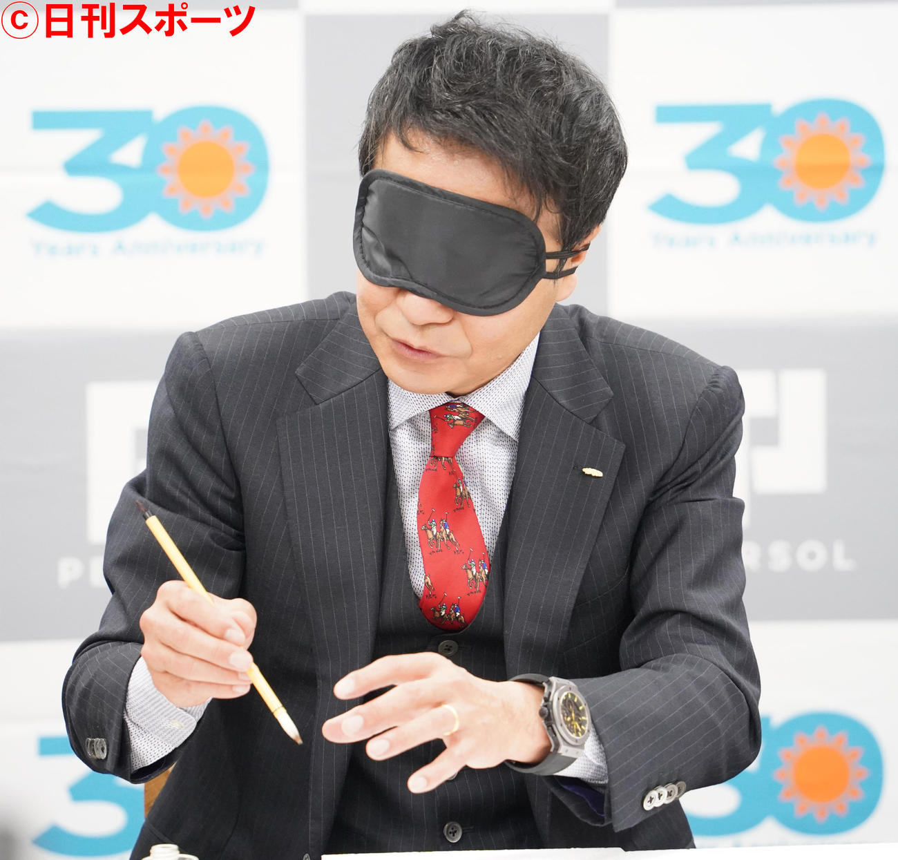「触覚書道」の体験イベントに出席し、触覚書道を体験する中山秀征（撮影・佐藤勝亮）