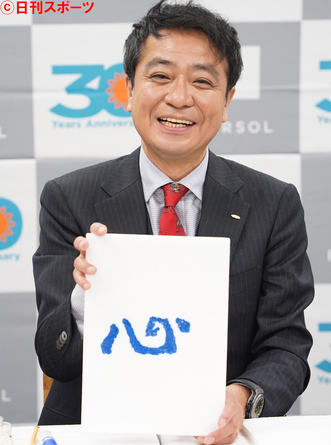 「触覚書道」の体験イベントに出席し、触覚書道を体験する中山秀征（撮影・佐藤勝亮）