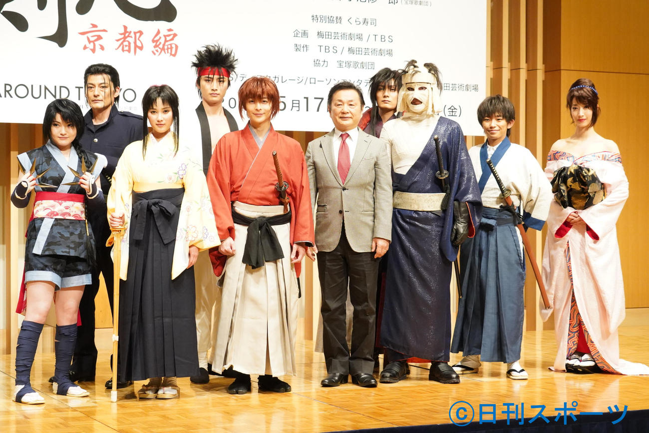 ミュージカル「るろうに剣心　京都編」会見に出席した前列左から鈴木梨央、井頭愛海、小池徹平、小池修一郎氏、黒羽麻璃央、加藤清史郎、伶美うらら。後列左から山口馬木也、岐洲匠、加藤和樹（撮影・佐藤成）