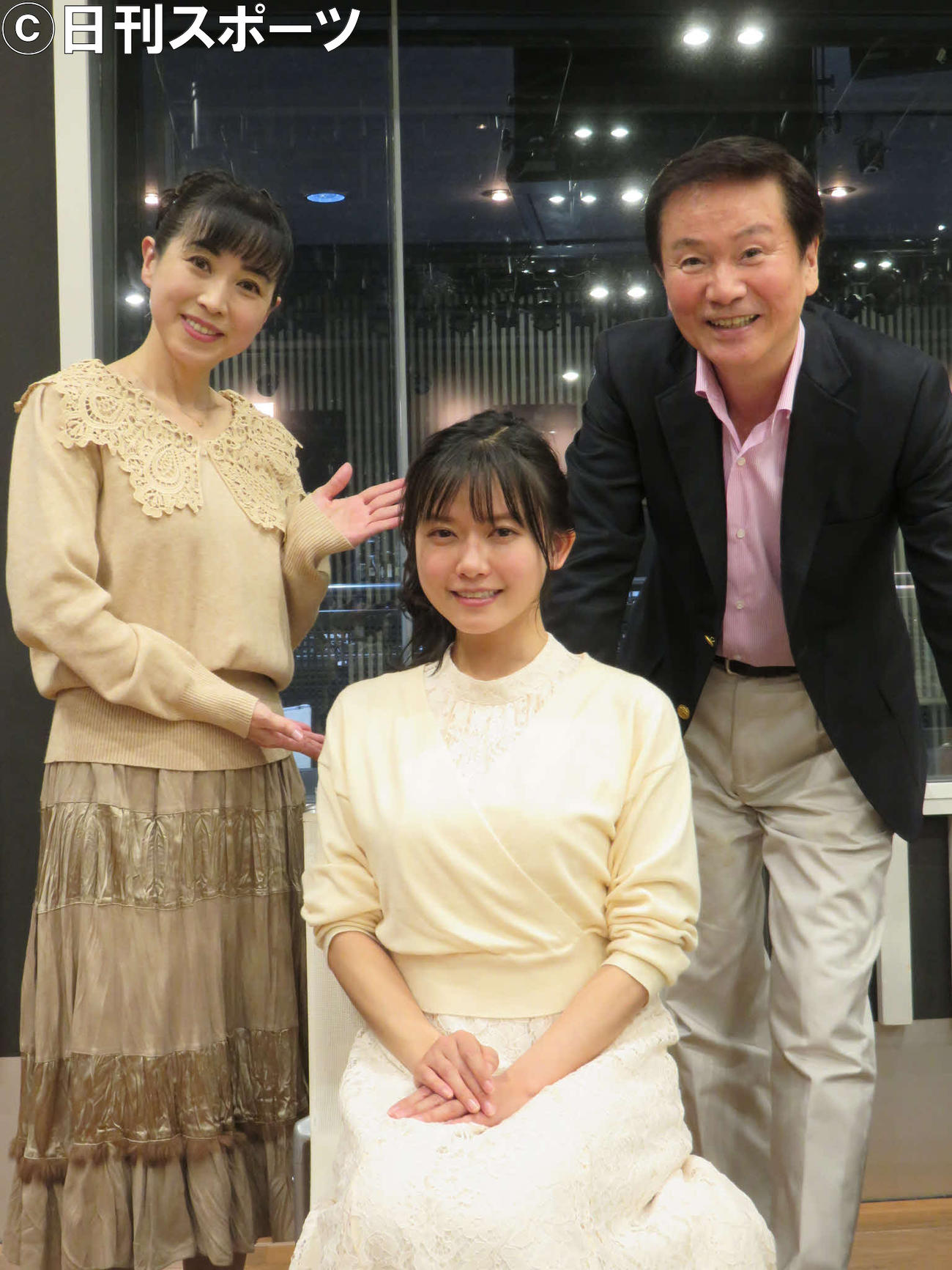 森田健作（右）のラジオ番組にゲスト出演した、いのうえのぞみ（中）とアシスタントの西村知美