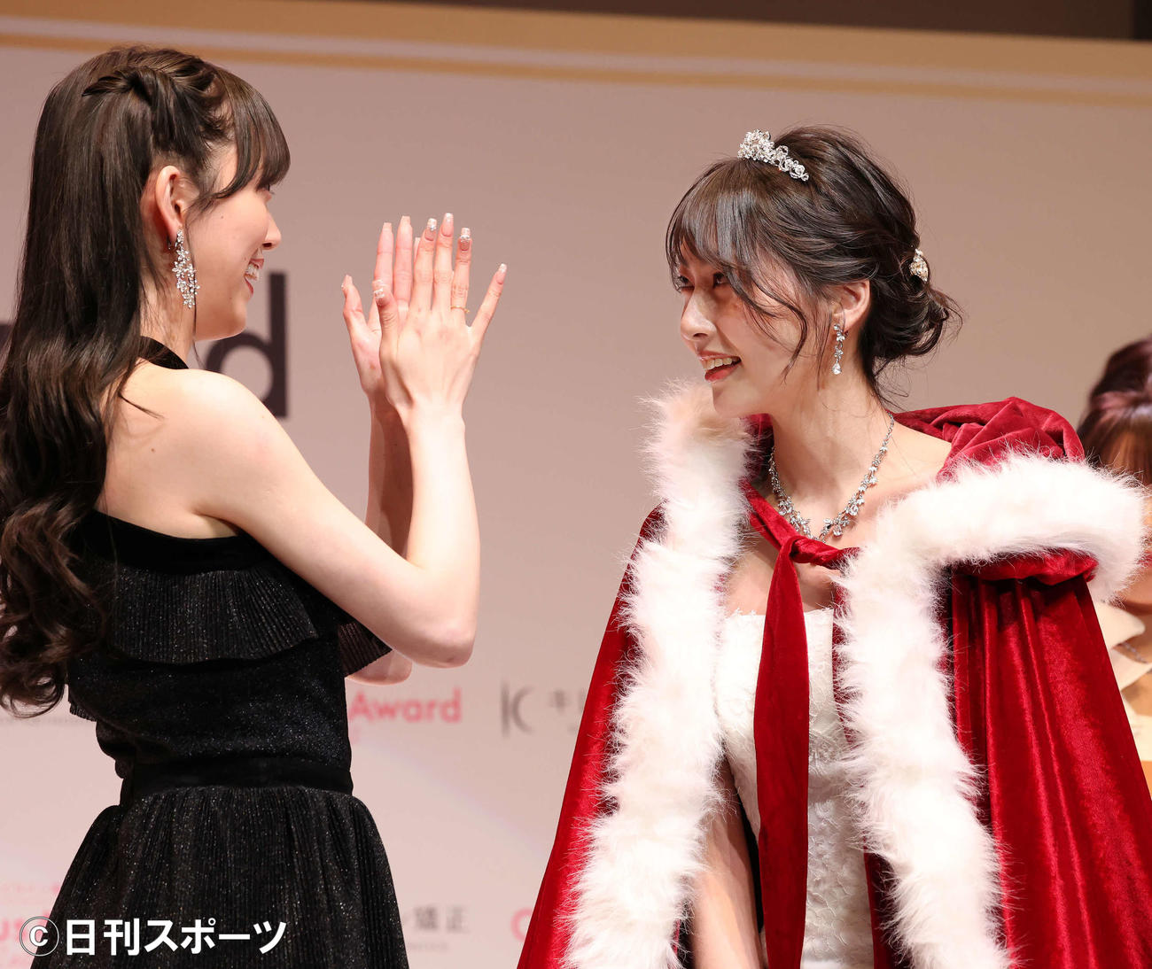 グランプリに選ばれてプレゼンターの堀未央奈（左）からティアラをつけてもらう藤井珠生さん（撮影・丹羽敏通）
