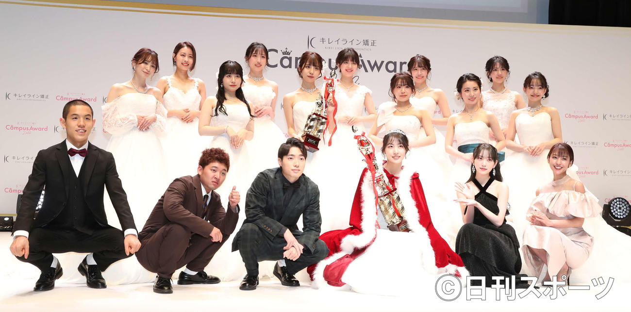 「キレイライン　Campus Award 2022」で準グランプリに選ばれた高田裕香（前列左から3人目）、グランプリに選ばれた藤井珠生（同4人目）と写真に納まるファイナリストたち（撮影・丹羽敏通）