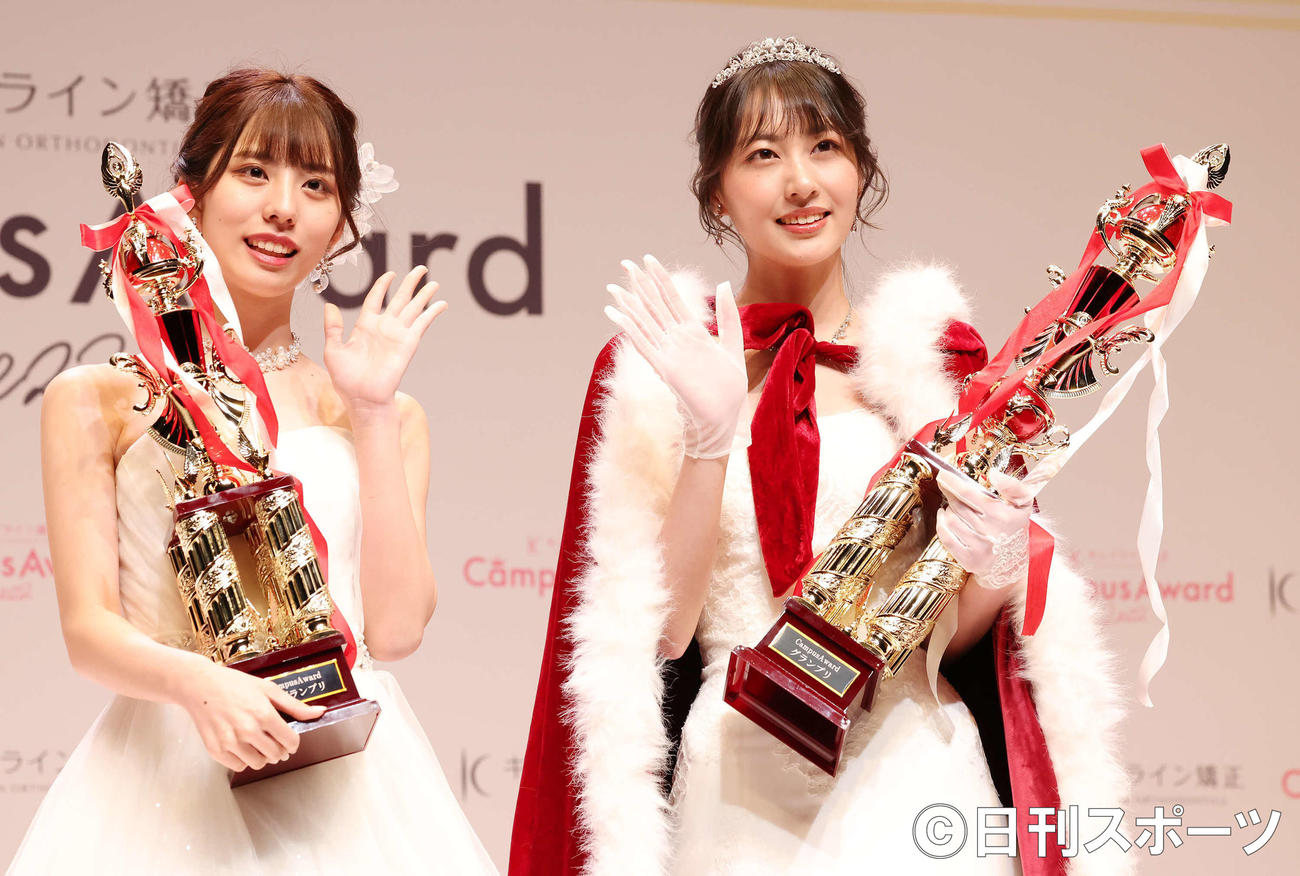 「キレイライン　Campus Award 2022」で準グランプリに選ばれた高田裕香（左）と写真に納まるグランプリに選ばれた藤井珠生（撮影・丹羽敏通）