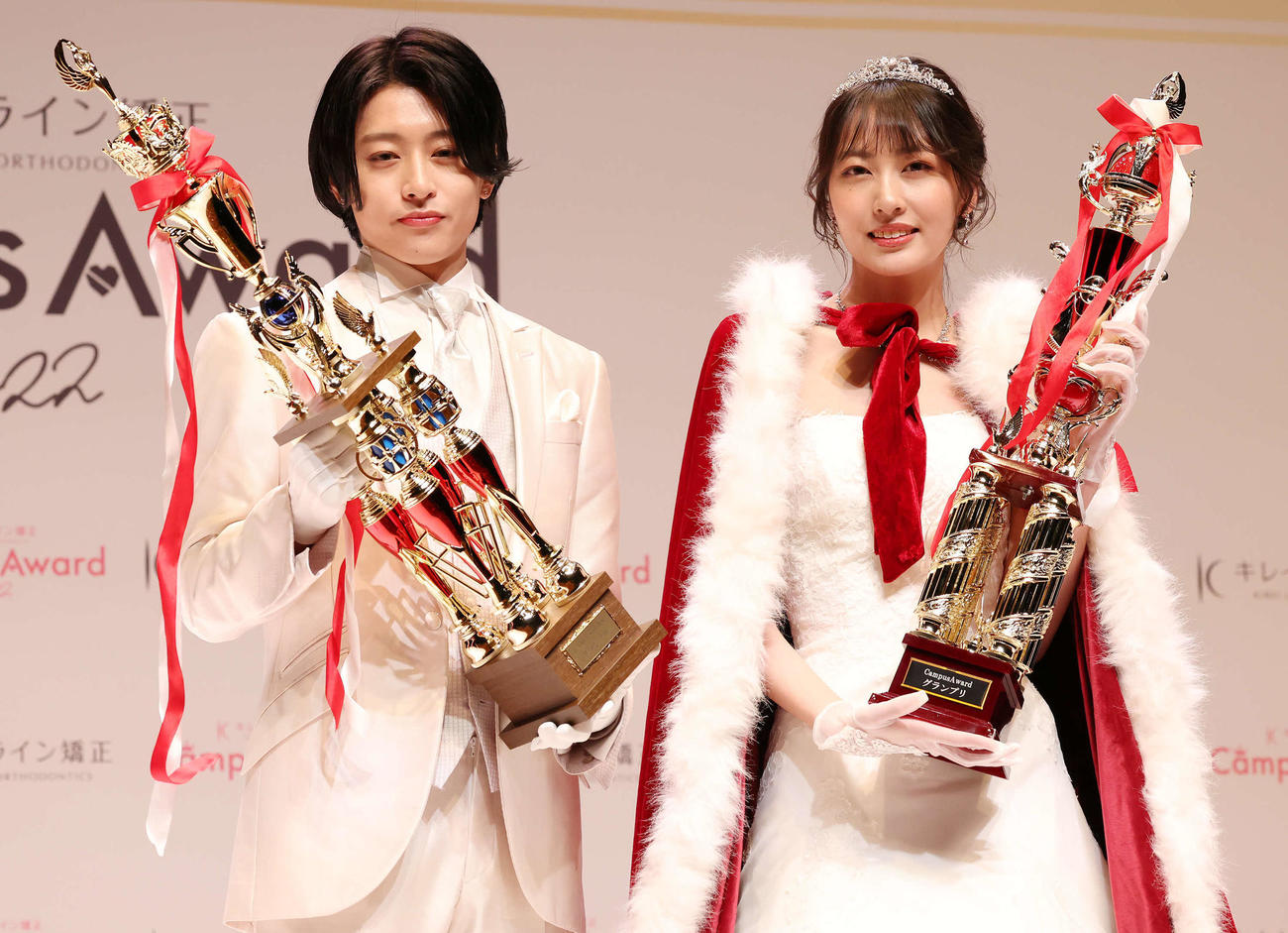 「CAMPUS BOYS 2022」グランプリの荒井啓志（左）と写真に納まる「キレイライン　Campus Award 2022」でグランプリに選ばれた藤井珠生（撮影・丹羽敏通）