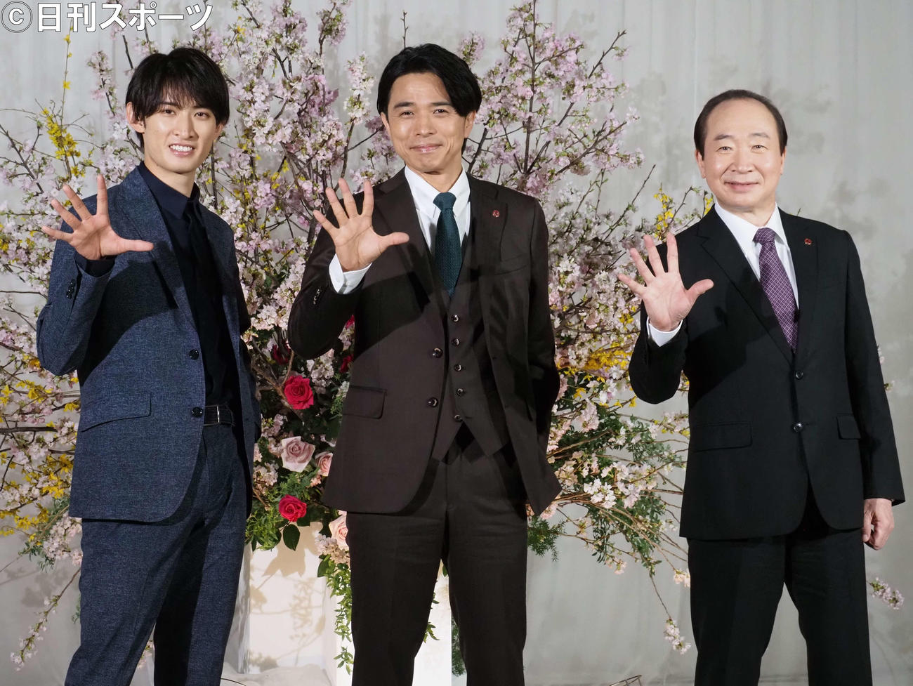 ドラマのシーズン5にちなんだポーズを決める、左から向井康二、井ノ原快彦、中村梅雀（撮影・遠藤尚子）